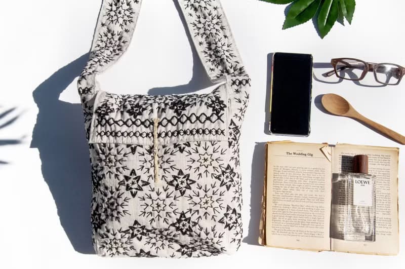 手縫純棉布斜背包 刺繡側背包 手工刺繡肩背包 手縫白色包-幾何風