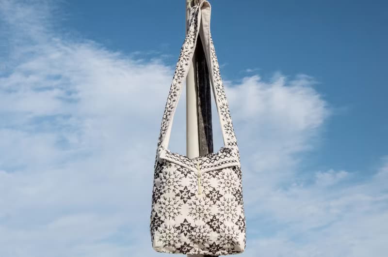 手縫純棉布斜背包 刺繡側背包 手工刺繡肩背包 手縫白色包-幾何風