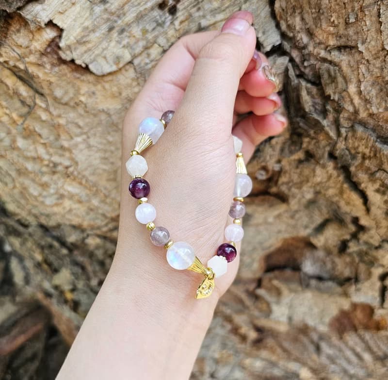 我無條件愛自己-黃銅款/紫鋰輝/紫鋰雲母/月光石/紫兔毛水晶手鍊