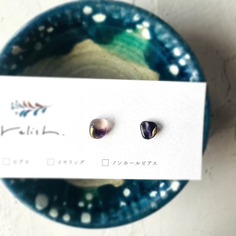 【再販】パープル 小ぶり フローライト 金継ぎ ピアス ノンホールピアス イヤリング 天然石 小さい 紫 クリア 透明 シンプル ゴールド 金 オフィス ギフト
