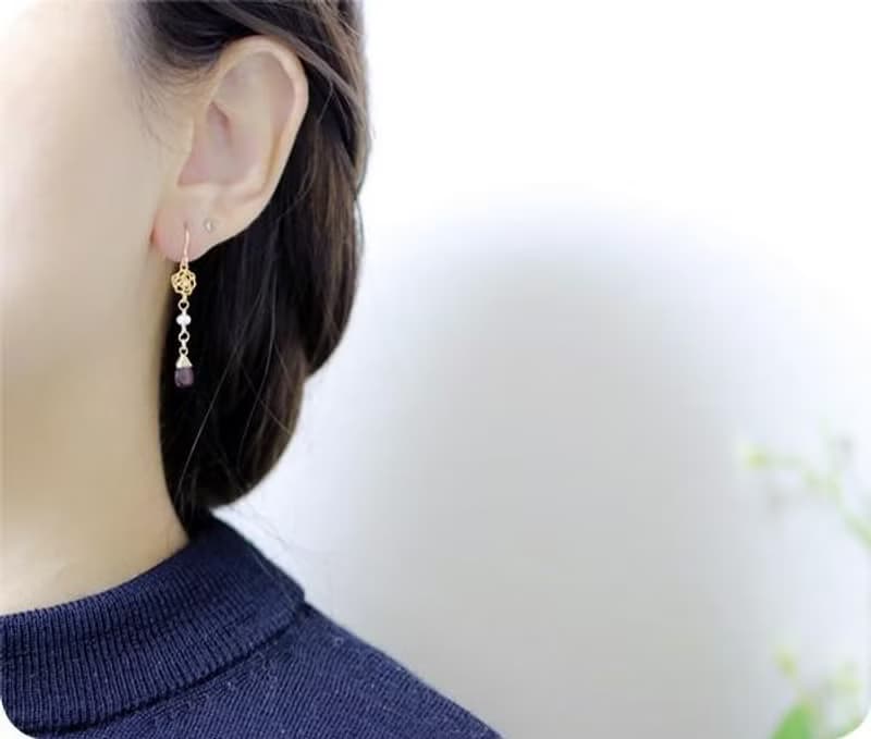 薔薇　ゴーストとロードライトガーネットの非対称ピアス/イヤリング可　1月誕生石