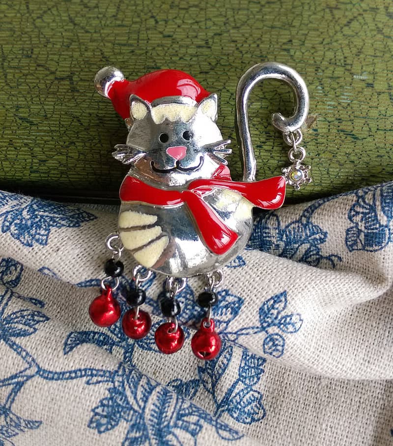 【美國西洋古董飾品】聖誕主題 可愛紅圍巾 貓咪  別針  胸針