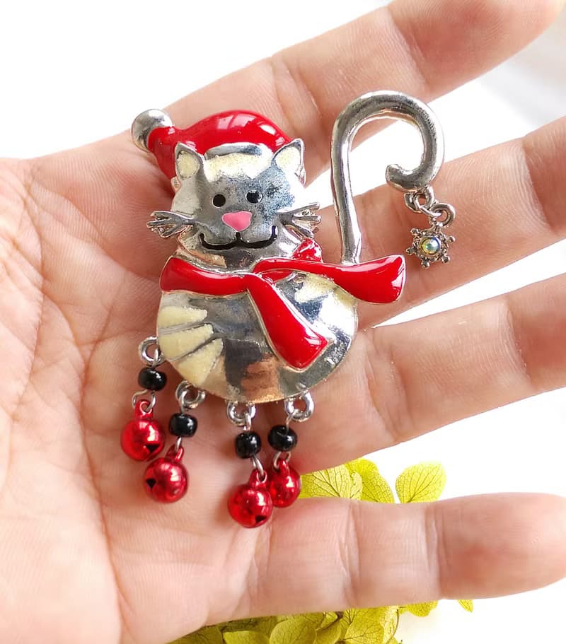 【美國西洋古董飾品】聖誕主題 可愛紅圍巾 貓咪  別針  胸針