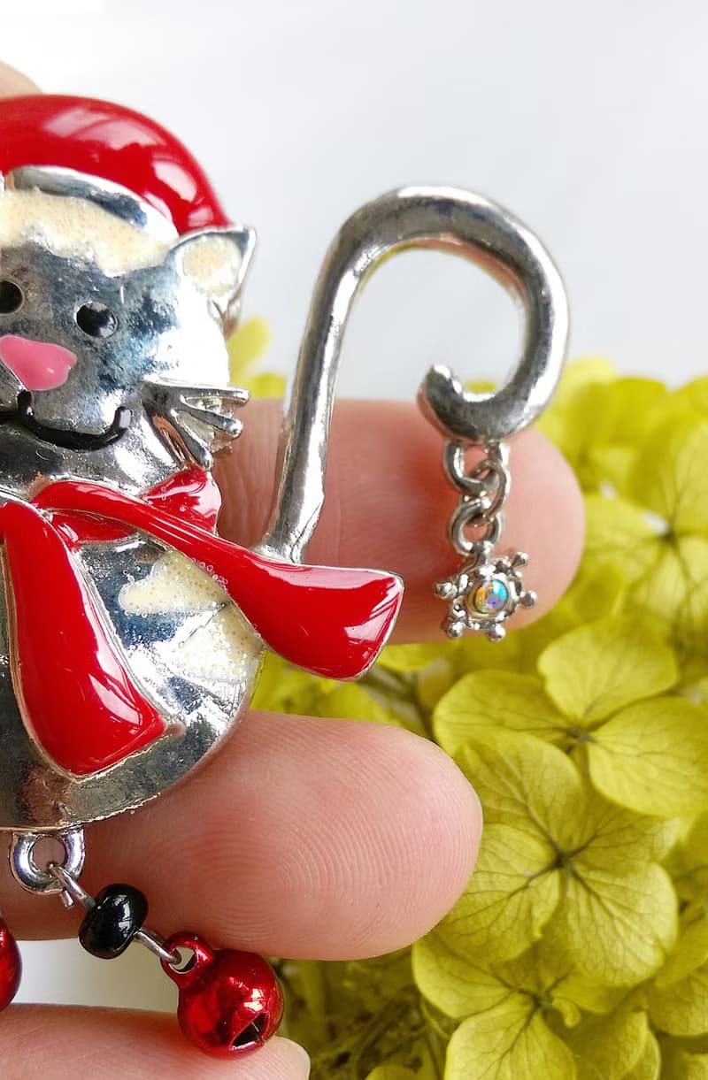 【美國西洋古董飾品】聖誕主題 可愛紅圍巾 貓咪  別針  胸針