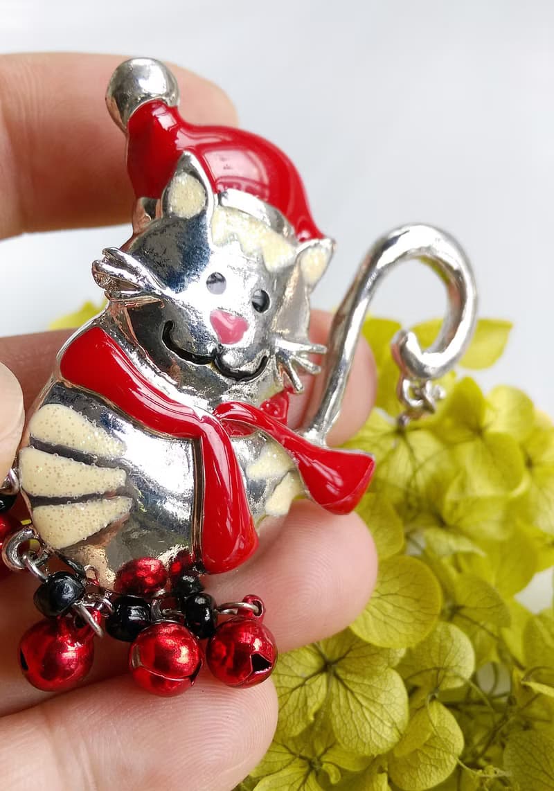 【美國西洋古董飾品】聖誕主題 可愛紅圍巾 貓咪  別針  胸針