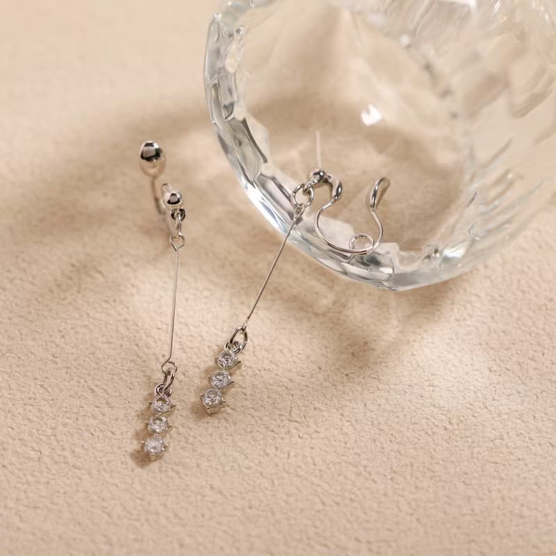 3stones loop-fit earring SV　ループフィットイヤリング　シルバー　キュービックジルコニアが揺れる