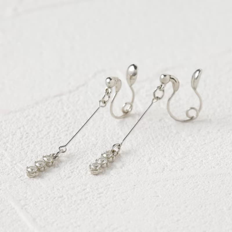 3stones loop-fit earring SV　ループフィットイヤリング　シルバー　キュービックジルコニアが揺れる