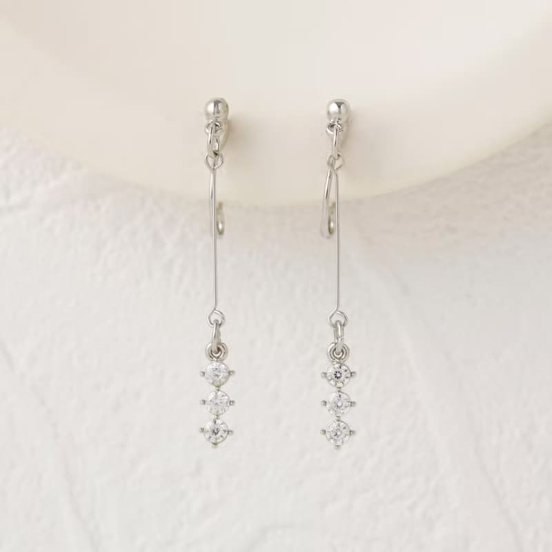 3stones loop-fit earring SV　ループフィットイヤリング　シルバー　キュービックジルコニアが揺れる