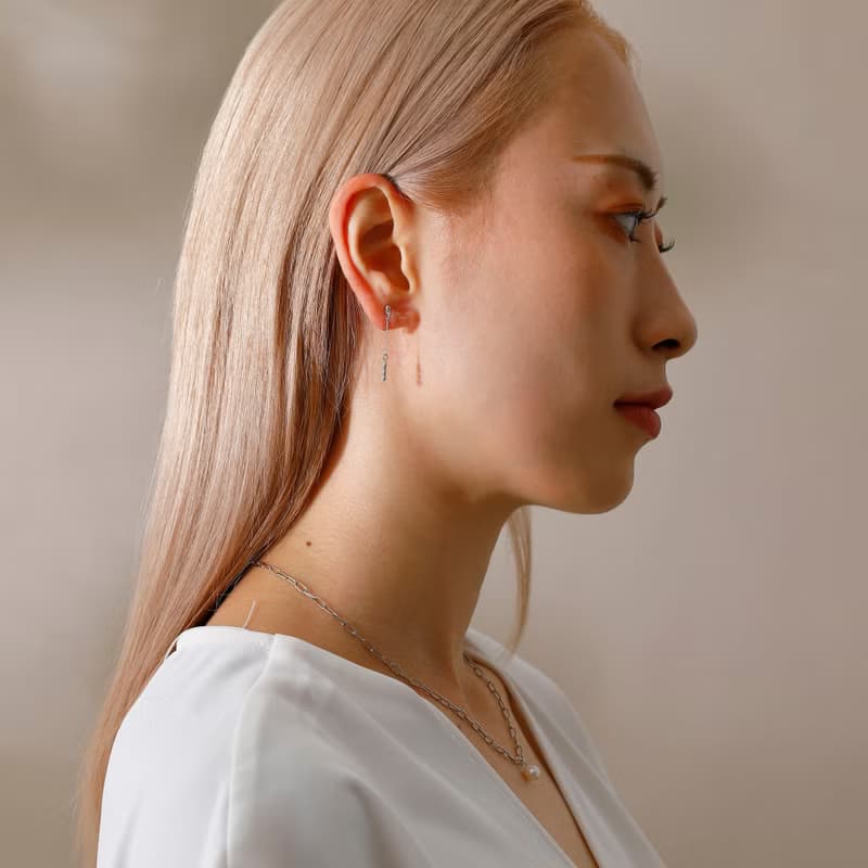 3stones loop-fit earring SV　ループフィットイヤリング　シルバー　キュービックジルコニアが揺れる