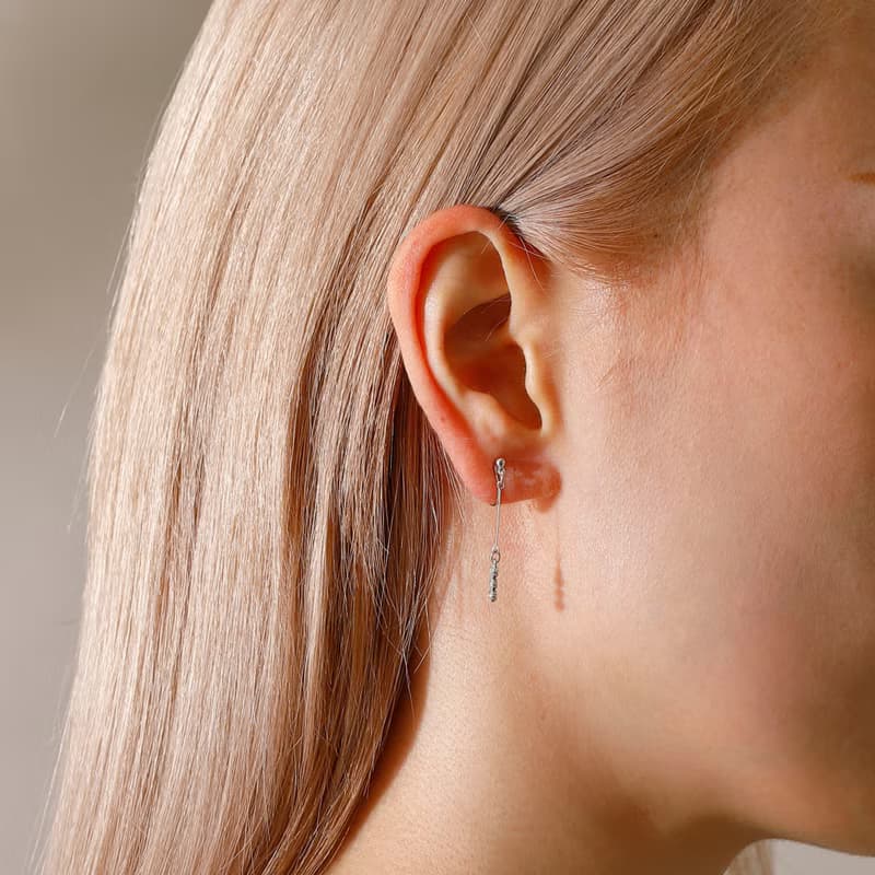 3stones loop-fit earring SV　ループフィットイヤリング　シルバー　キュービックジルコニアが揺れる