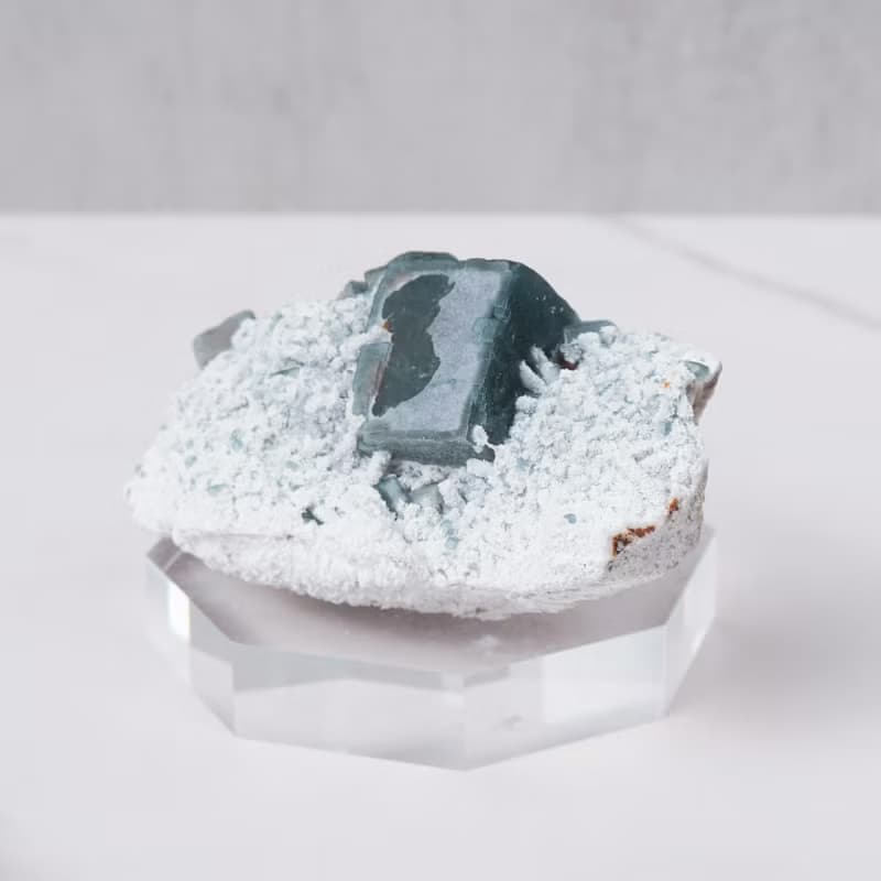 小蝸牛螢石 帶雪景共生 // 內在療癒 舒緩緊張 // 贈底座