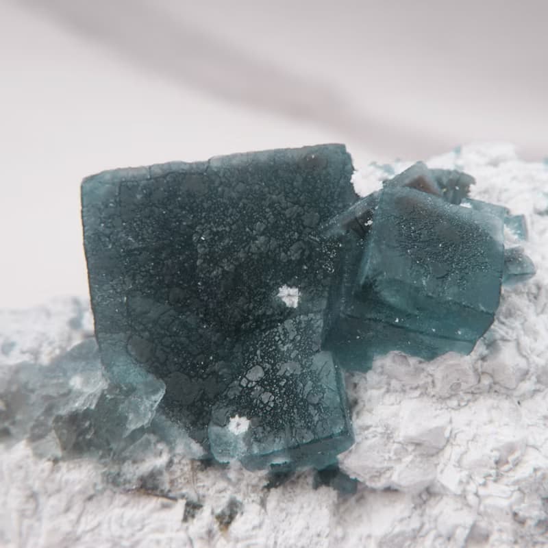小蝸牛螢石 帶雪景共生 // 內在療癒 舒緩緊張 // 贈底座