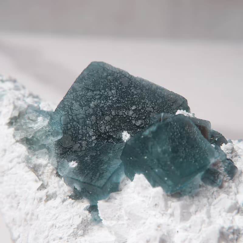 小蝸牛螢石 帶雪景共生 // 內在療癒 舒緩緊張 // 贈底座