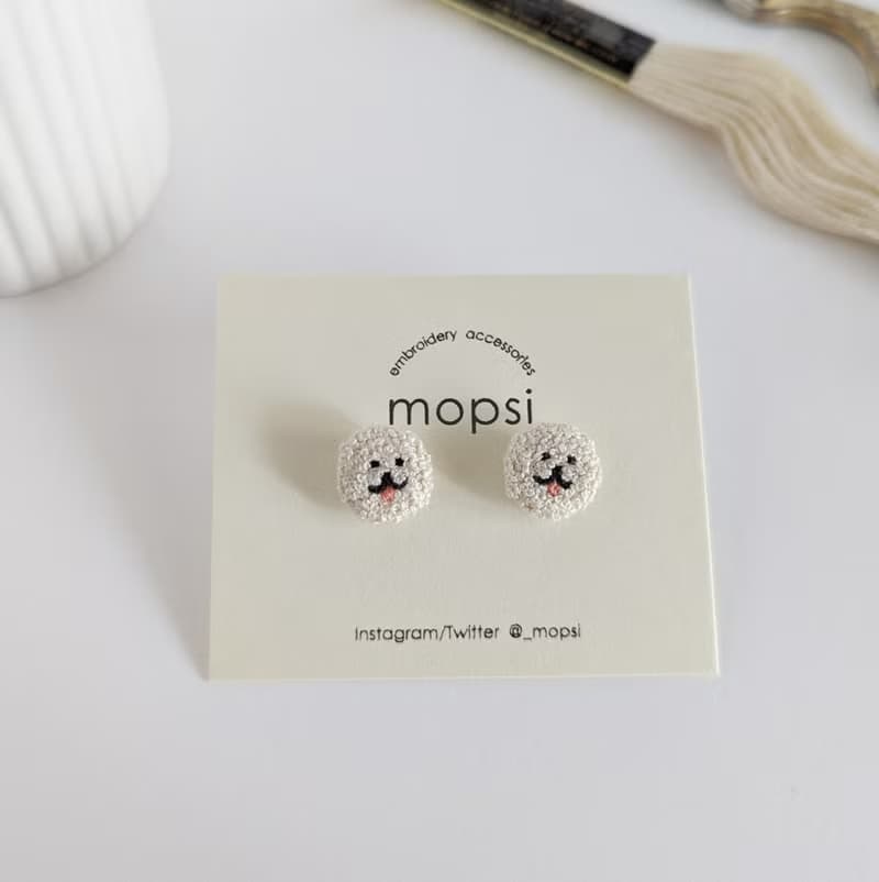 ビションフリーゼ 刺繍ピアス/イヤリング