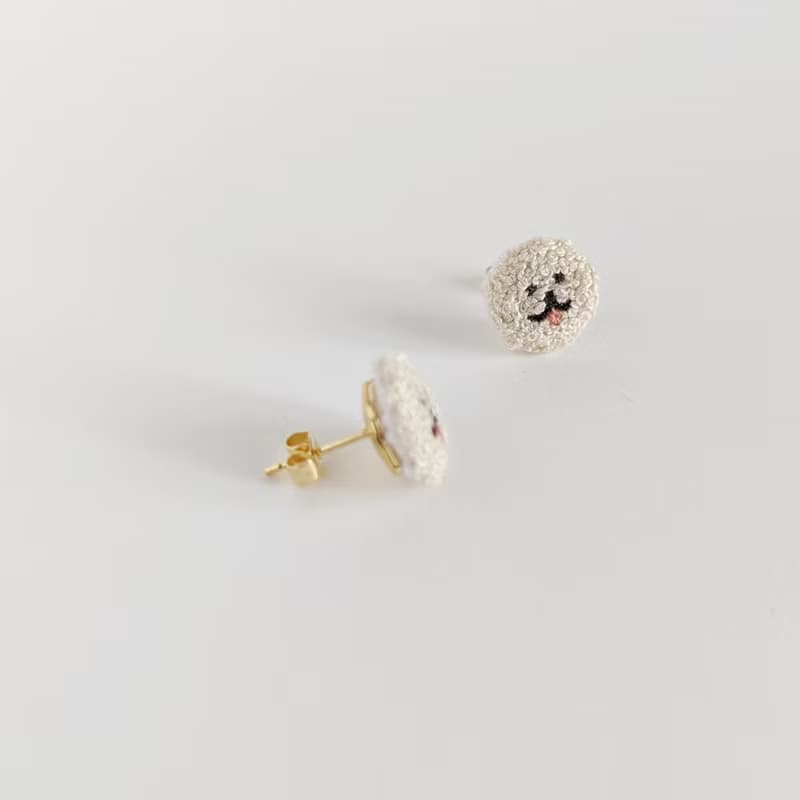 ビションフリーゼ 刺繍ピアス/イヤリング