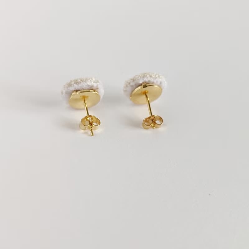 ビションフリーゼ 刺繍ピアス/イヤリング