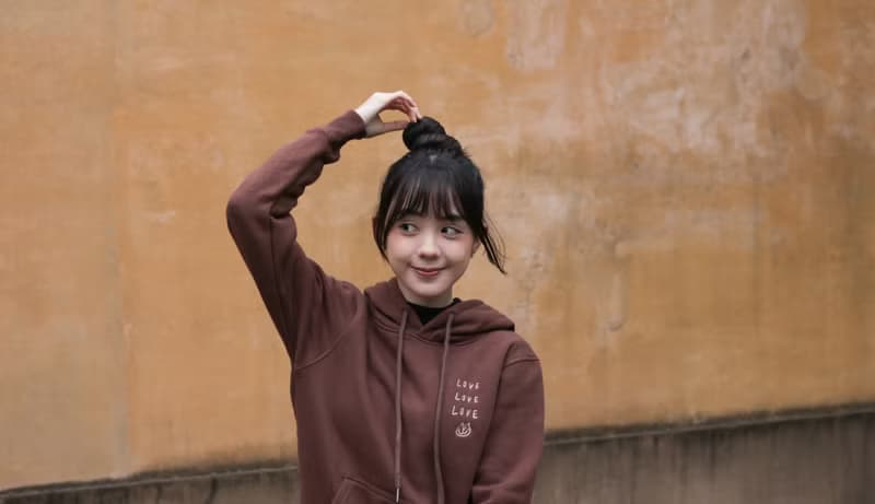 Love and Peace 可可棕 刺繡帽Tee / 前側有口袋