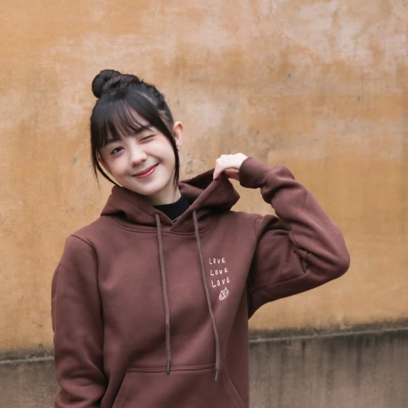 Love and Peace 可可棕 刺繡帽Tee / 前側有口袋