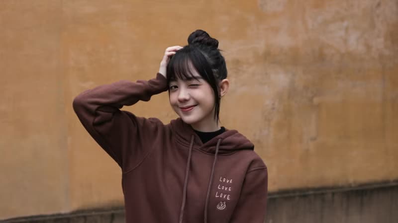 Love and Peace 可可棕 刺繡帽Tee / 前側有口袋