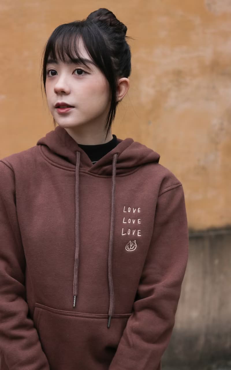 Love and Peace 可可棕 刺繡帽Tee / 前側有口袋