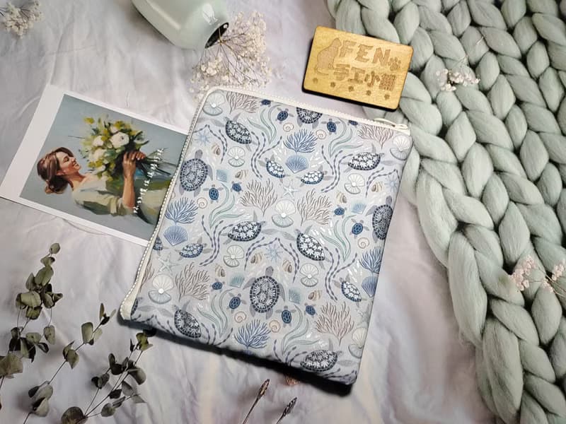 海洋系列-美國限量珠光迷霧灰燙銀海龜布L型拉鍊袋-電子書保護套