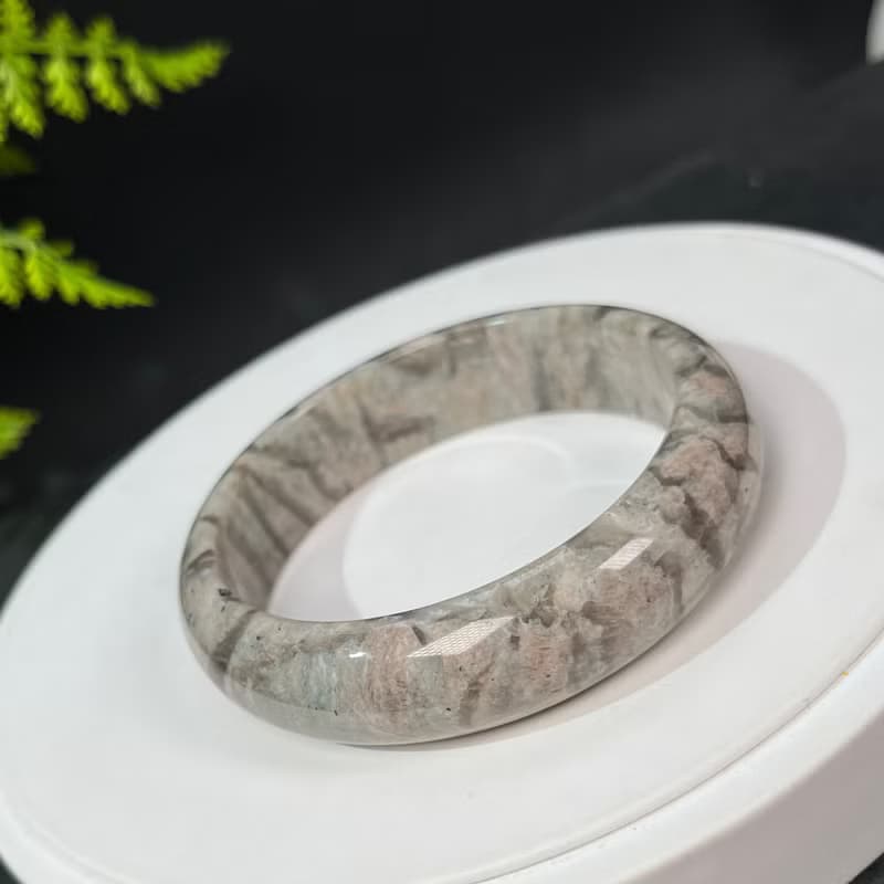 獨特長石手鐲60MM 玉化高瓷星光 肉紅色飄綠小寬條景鐲 平衡磁場