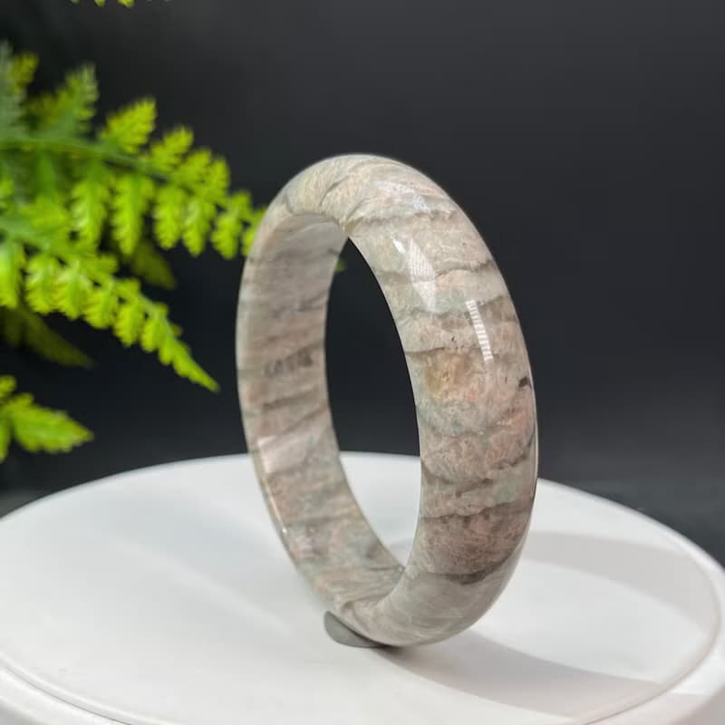 獨特長石手鐲60MM 玉化高瓷星光 肉紅色飄綠小寬條景鐲 平衡磁場