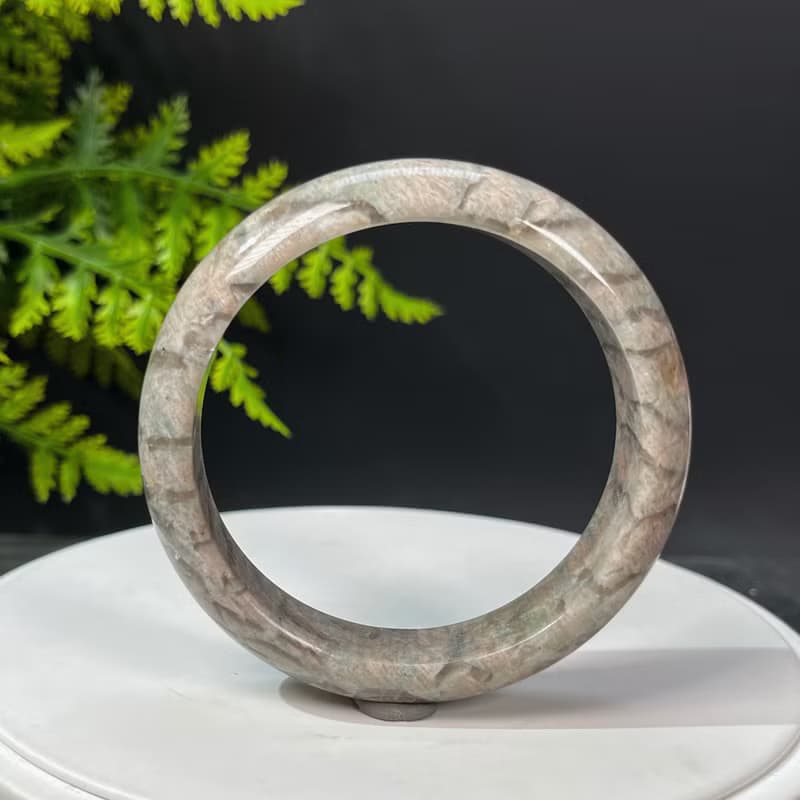 獨特長石手鐲60MM 玉化高瓷星光 肉紅色飄綠小寬條景鐲 平衡磁場