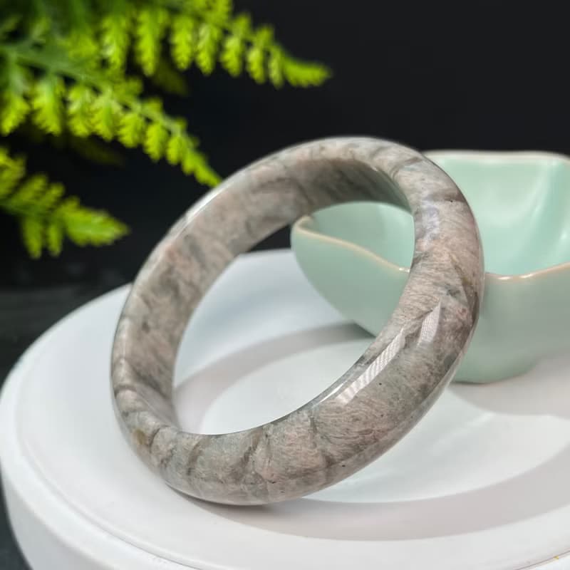 獨特長石手鐲60MM 玉化高瓷星光 肉紅色飄綠小寬條景鐲 平衡磁場
