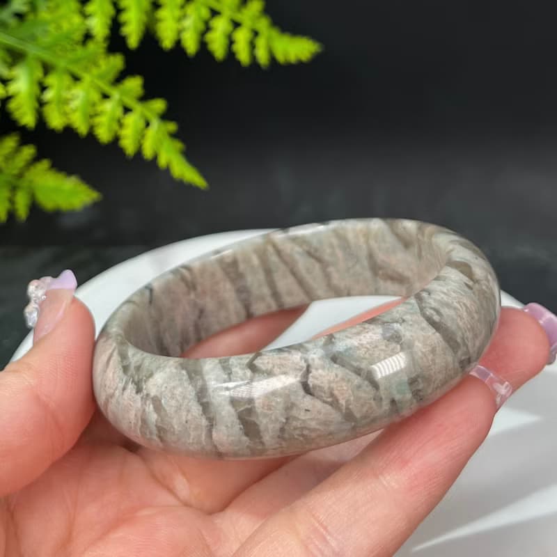 獨特長石手鐲60MM 玉化高瓷星光 肉紅色飄綠小寬條景鐲 平衡磁場