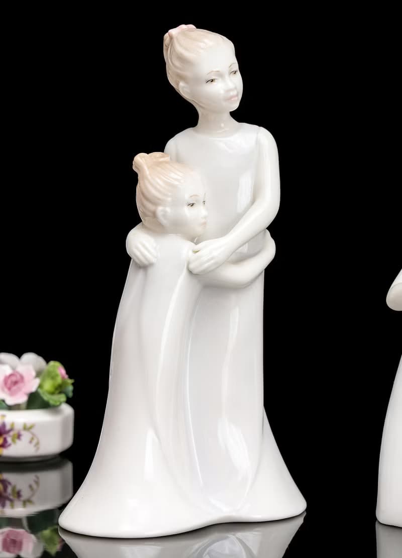 英國Royal Worcester 姊妹情深 2000年粉彩精緻陶瓷雕塑生日瓷偶