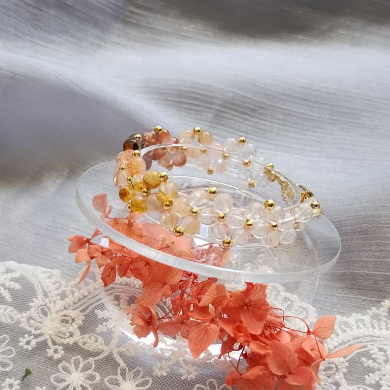 雲霞繾綣。 紅膠花 黃膠花 白水晶 編織水晶手鍊