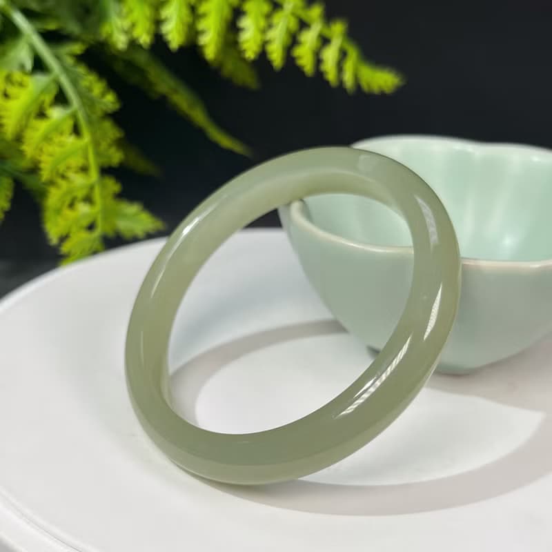 和田玉湖水綠手鐲53MM 老料青白色圓條玉手環 附證書 細膩油潤