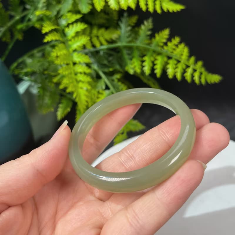 和田玉湖水綠手鐲53MM 老料青白色圓條玉手環 附證書 細膩油潤