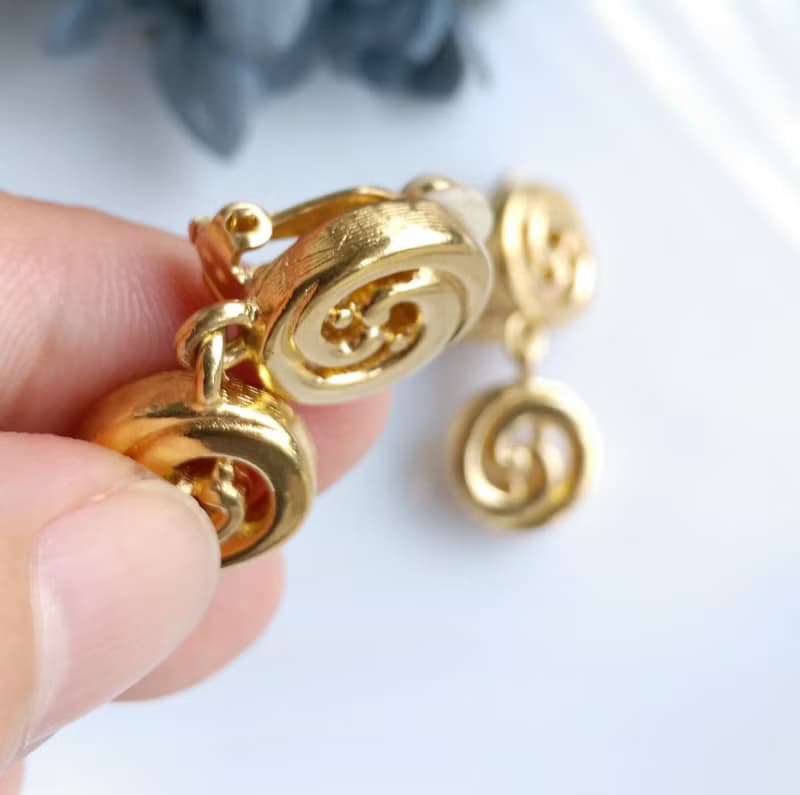 【西洋古董飾品 】金色調 秀氣 厚實 雙圓垂墜 夾式耳環