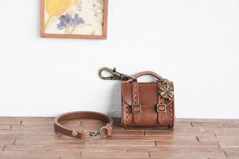 【受注制作】本革 ミニチュア学生鞄のバッグチャーム ストラップ付き チョコレート