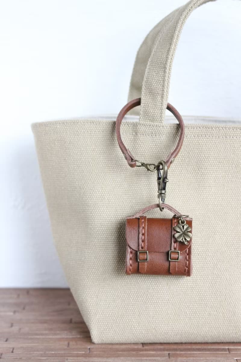 【受注制作】本革 ミニチュア学生鞄のバッグチャーム ストラップ付き チョコレート