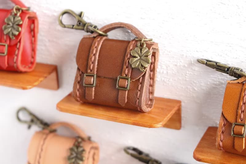 【受注制作】本革 ミニチュア学生鞄のバッグチャーム ストラップ付き チョコレート