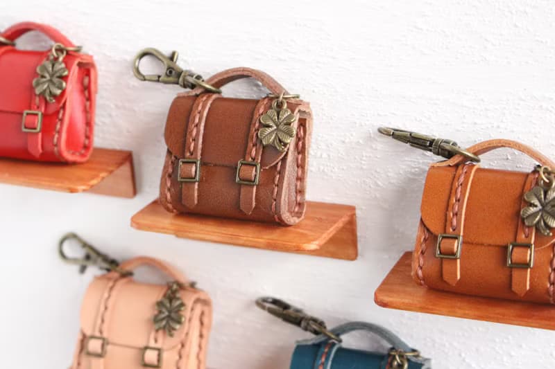 【受注制作】本革 ミニチュア学生鞄のバッグチャーム ストラップ付き チョコレート