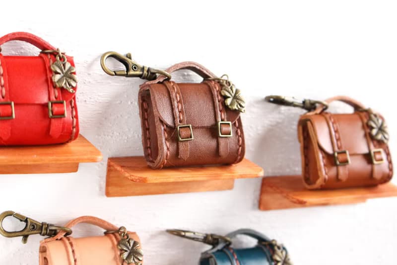 【受注制作】本革 ミニチュア学生鞄のバッグチャーム ストラップ付き チョコレート