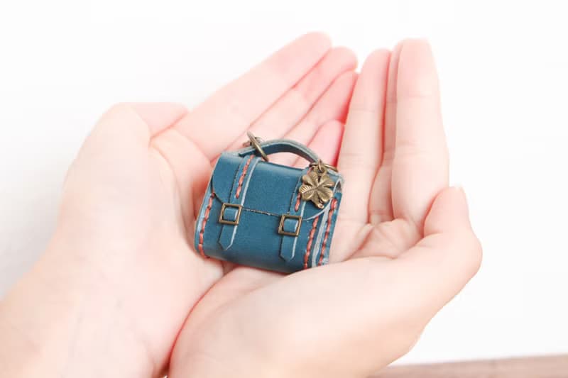 【受注制作】本革 ミニチュア学生鞄のバッグチャーム ストラップ付き チョコレート