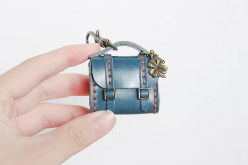 【受注制作】本革 ミニチュア学生鞄のバッグチャーム ストラップ付き チョコレート