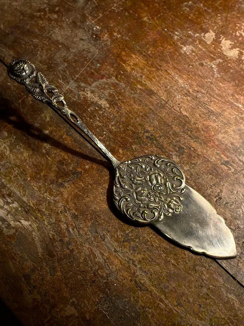 古董銀質華麗蛋糕刀(inside the drawer)