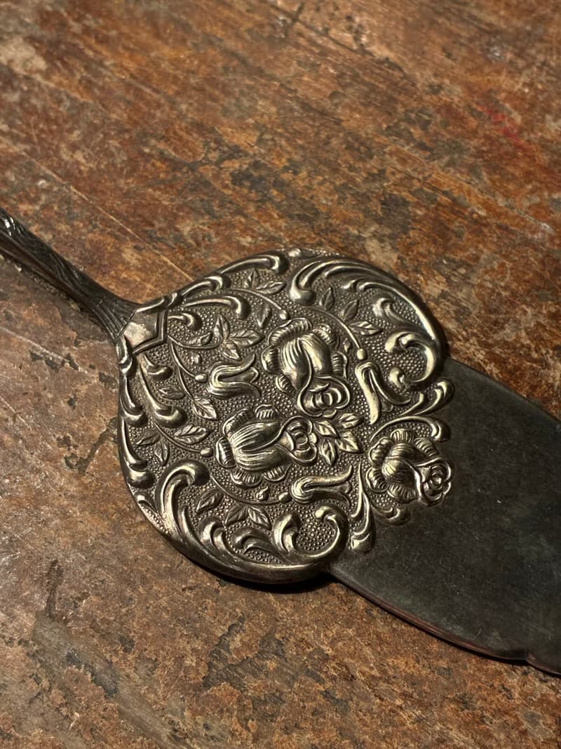 古董銀質華麗蛋糕刀(inside the drawer)