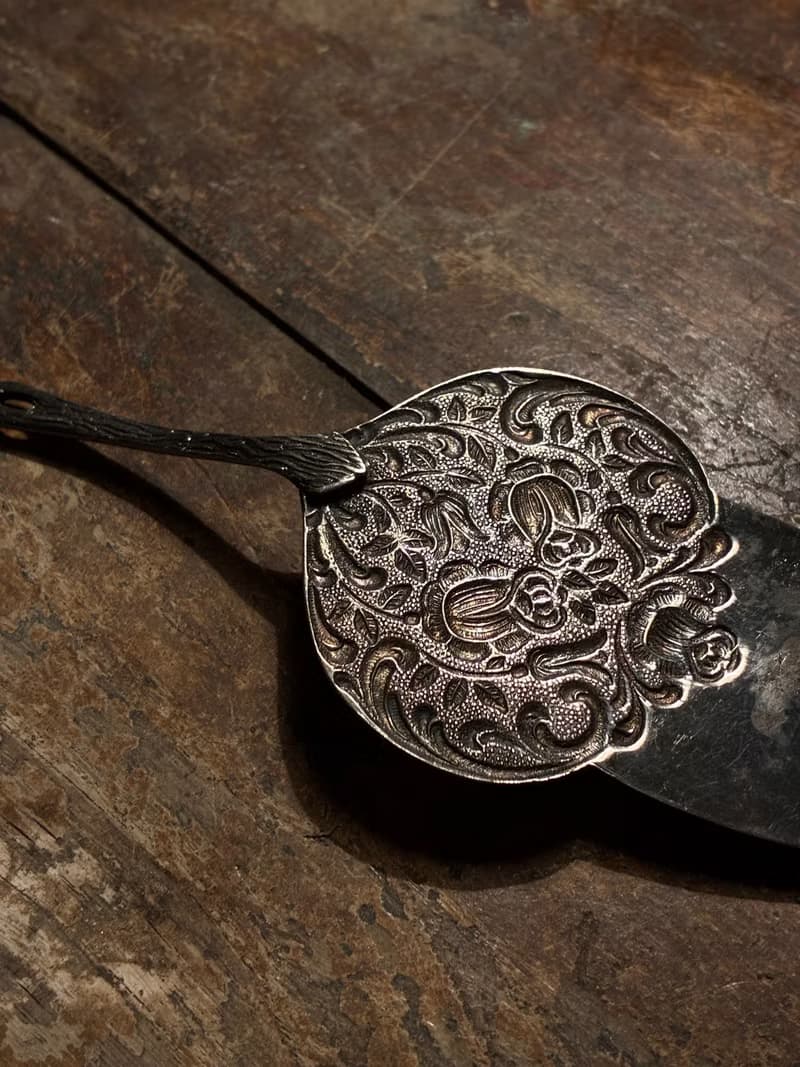 古董銀質華麗蛋糕刀(inside the drawer)