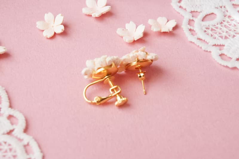 －耳元に咲く－　桜の花束　イヤリング(ピアス)