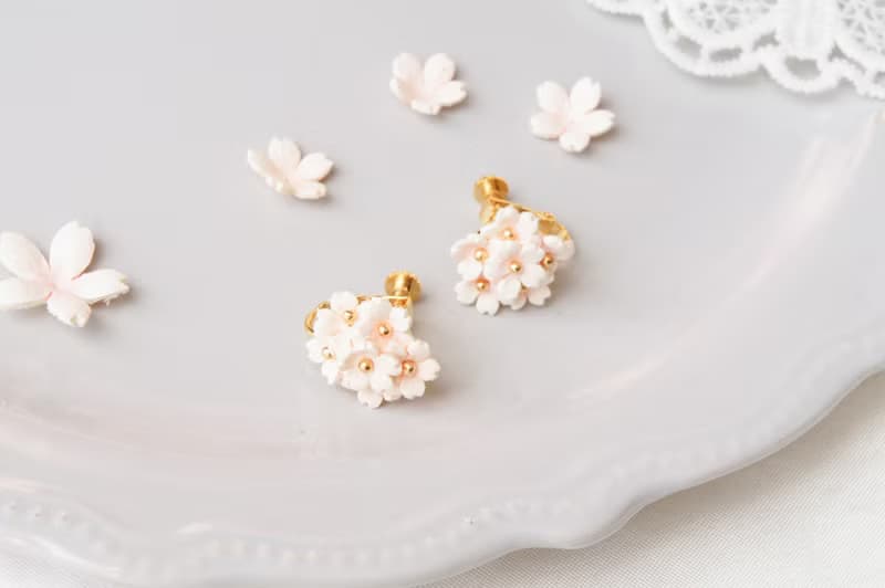 －耳元に咲く－　桜の花束　イヤリング(ピアス)