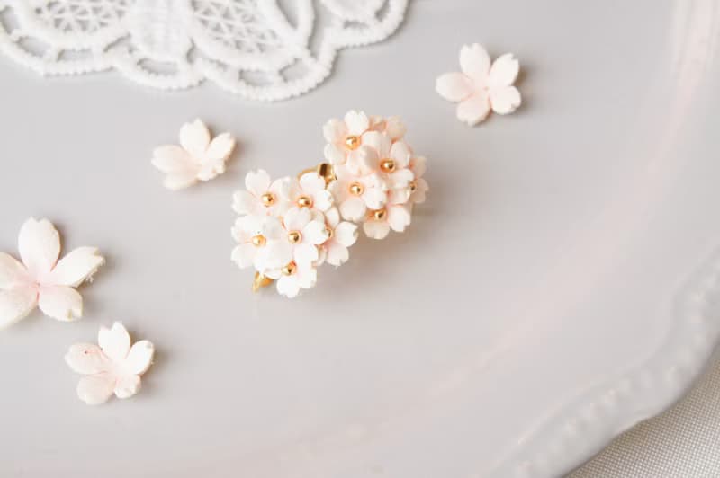 －耳元に咲く－　桜の花束　イヤリング(ピアス)