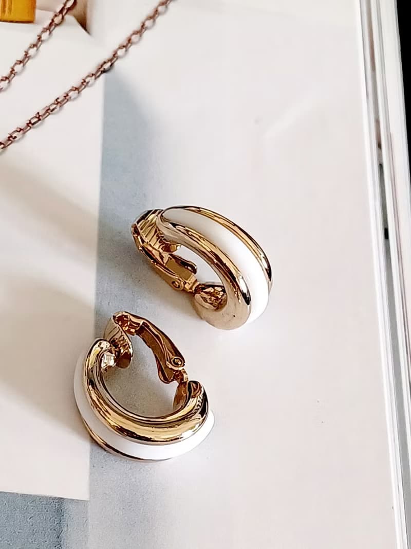 vintage jewelry  AVON 金底襯白色塑料貼耳 夾式耳環