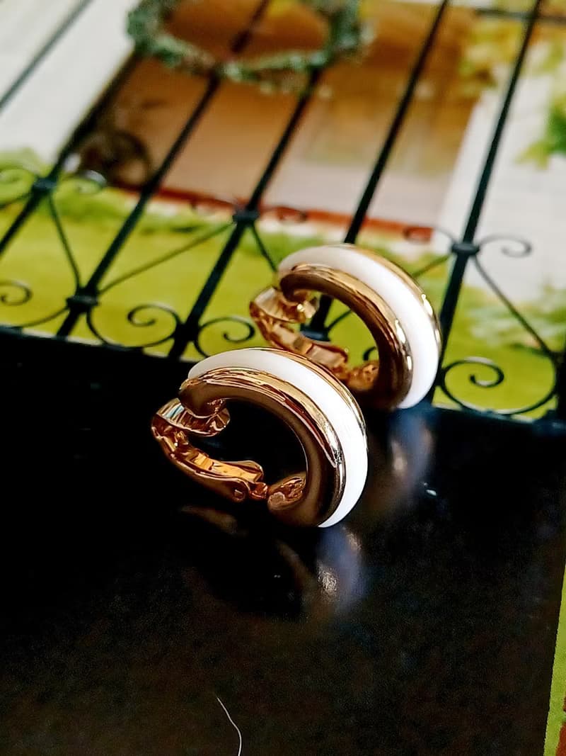 vintage jewelry  AVON 金底襯白色塑料貼耳 夾式耳環